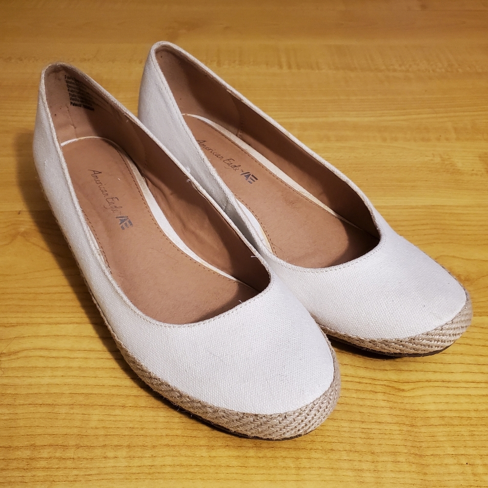 A nice pair of American eagle skip on shoes